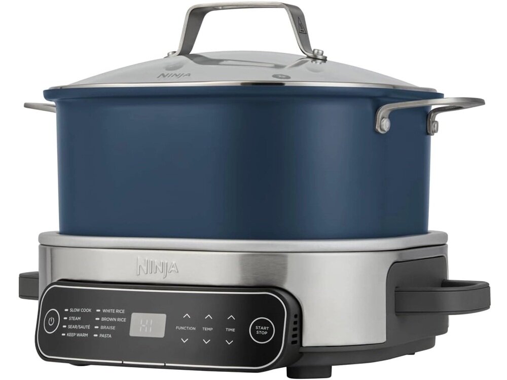 Na obrazie widoczny jest wolnowar w kolorze niebieskim z metalicznymi uchwytami i pokrywką. Na przednim panelu znajduje się logo \'Ninja\' oraz przyciski funkcyjne z wyświetlaczem cyfrowym.