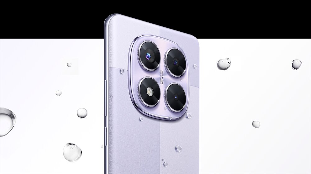 Obraz przedstawia fioletowy smartfon z czterema obiektywami aparatu umieszczonymi w prostokątnej ramce. Na powierzchni urządzenia widoczne są krople wody.