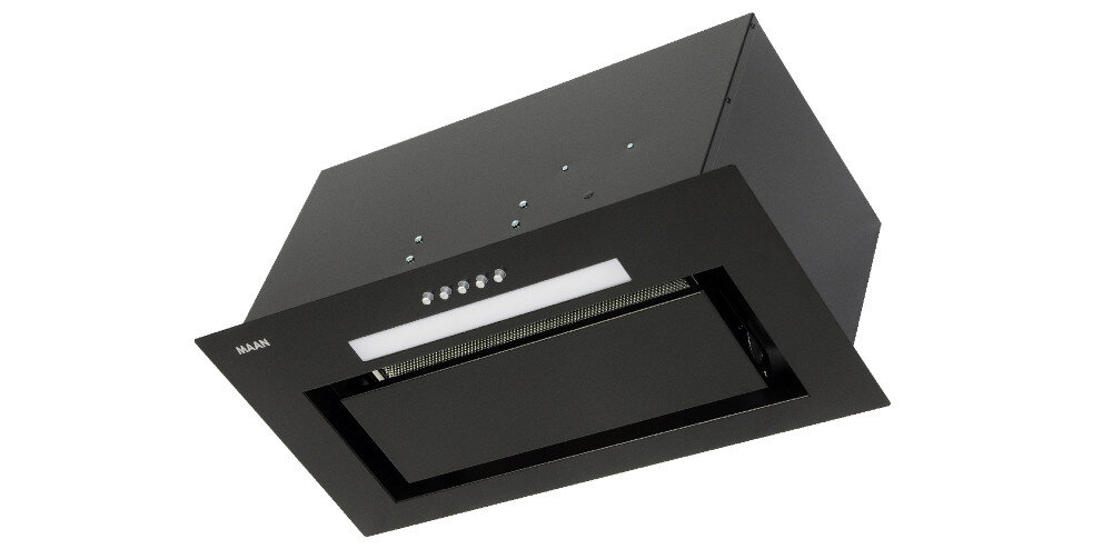Czarny okap kuchenny z widocznym logo \'MAAN\' i panelem sterowania z przyciskami. Okap ma prostokątny kształt i wbudowane oświetlenie.