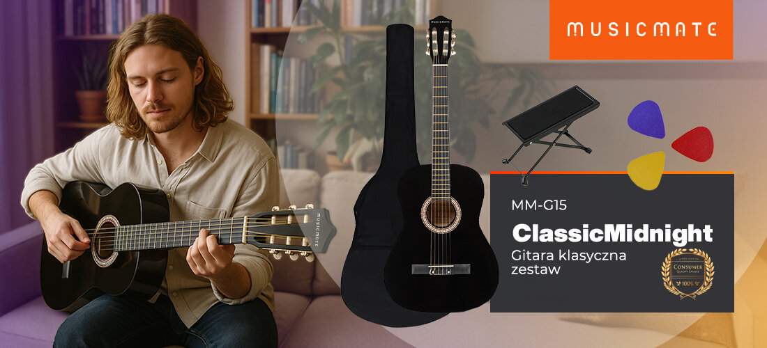 Mężczyzna gra na czarnej gitarze klasycznej, obok której widoczny jest zestaw akcesoriów, w tym pokrowiec, stojak i trzy kostki gitarowe. Na obrazie znajduje się logo \'MUSICMATE\' oraz tekst \'MM-G15 ClassicMidnight Gitara klasyczna zestaw\'.
