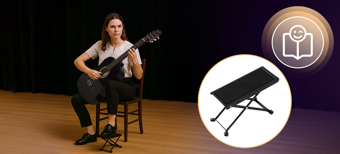 Osoba siedzi na krześle i gra na czarnej gitarze klasycznej, obok znajduje się okrągła grafika z podnóżkiem. Tło jest ciemne, a podłoga drewniana.