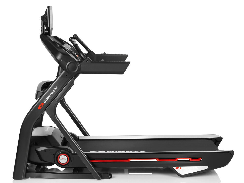 Na obrazie widoczna jest bieżnia elektryczna z logo BOWFLEX na ramie. Bieżnia ma czarną konstrukcję z czerwonymi akcentami i wyświetlaczem na górze.