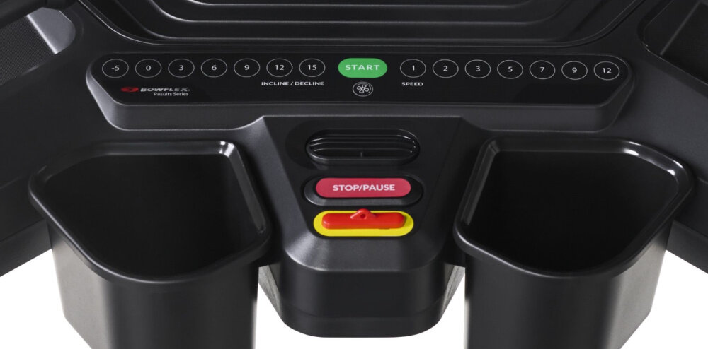 Panel sterowania bieżni z przyciskami START i STOP/PAUSE oraz dwoma uchwytami na napoje. Widoczne są także przyciski do regulacji nachylenia i prędkości oraz logo Bowflex.