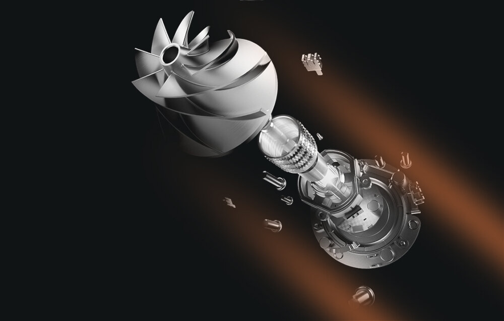 Obraz przedstawia metalowe elementy mechaniczne, które wyglądają na części wewnętrzne urządzenia, na ciemnym tle z pomarańczowymi refleksami. Elementy mają skomplikowane kształty i są rozmieszczone w przestrzeni, sugerując ich funkcjonalne połączenie.