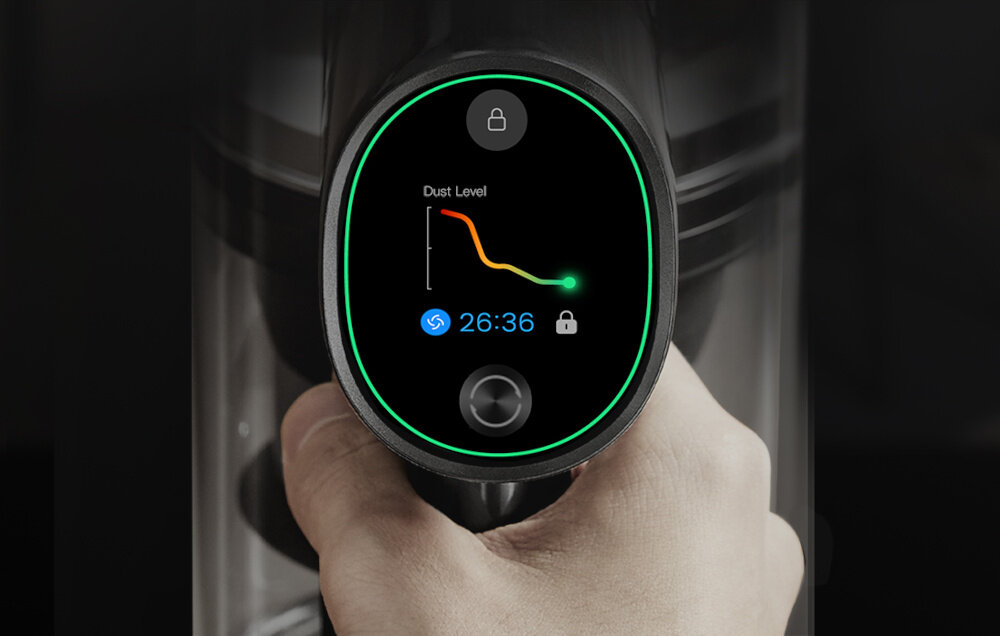 Wyświetlacz odkurzacza pokazuje wykres \'Dust Level\' z kolorową linią oraz czas 26:36. Na ekranie widoczne są także ikony kłódki i przycisku.