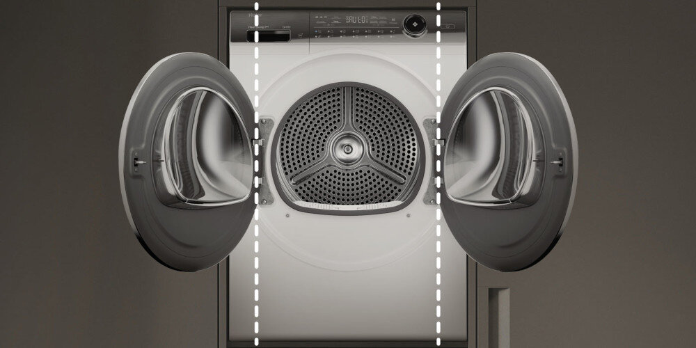 Obraz przedstawia otwartą suszarkę bębnową z widocznym wnętrzem i panelem sterowania na górze. Drzwi suszarki są otwarte na zewnątrz, ukazując metalowy bęben z perforacjami.