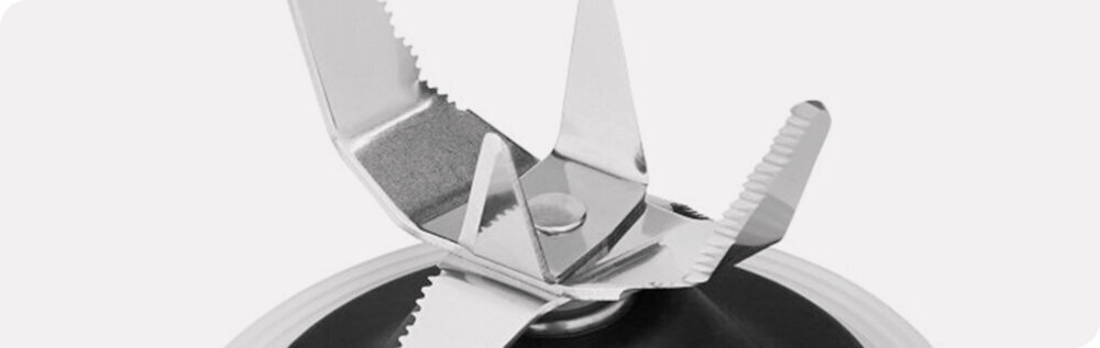 Obraz przedstawia zbliżenie na metalowe ostrza blendera umieszczone na czarnym tle. Ostrza są ząbkowane i mają srebrny kolor.