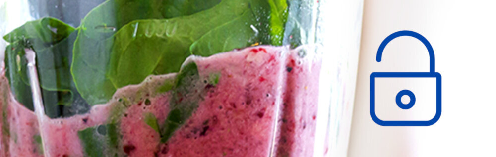 Obraz przedstawia blender z zielonymi liśćmi i różowym smoothie w środku. Obok znajduje się niebieska ikona otwartej kłódki.