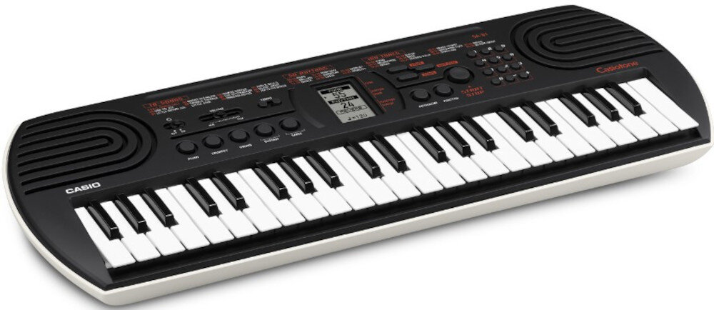 Czarny keyboard z białymi klawiszami, posiada wyświetlacz i kilka przycisków funkcyjnych. Widoczne logo: CASIO.