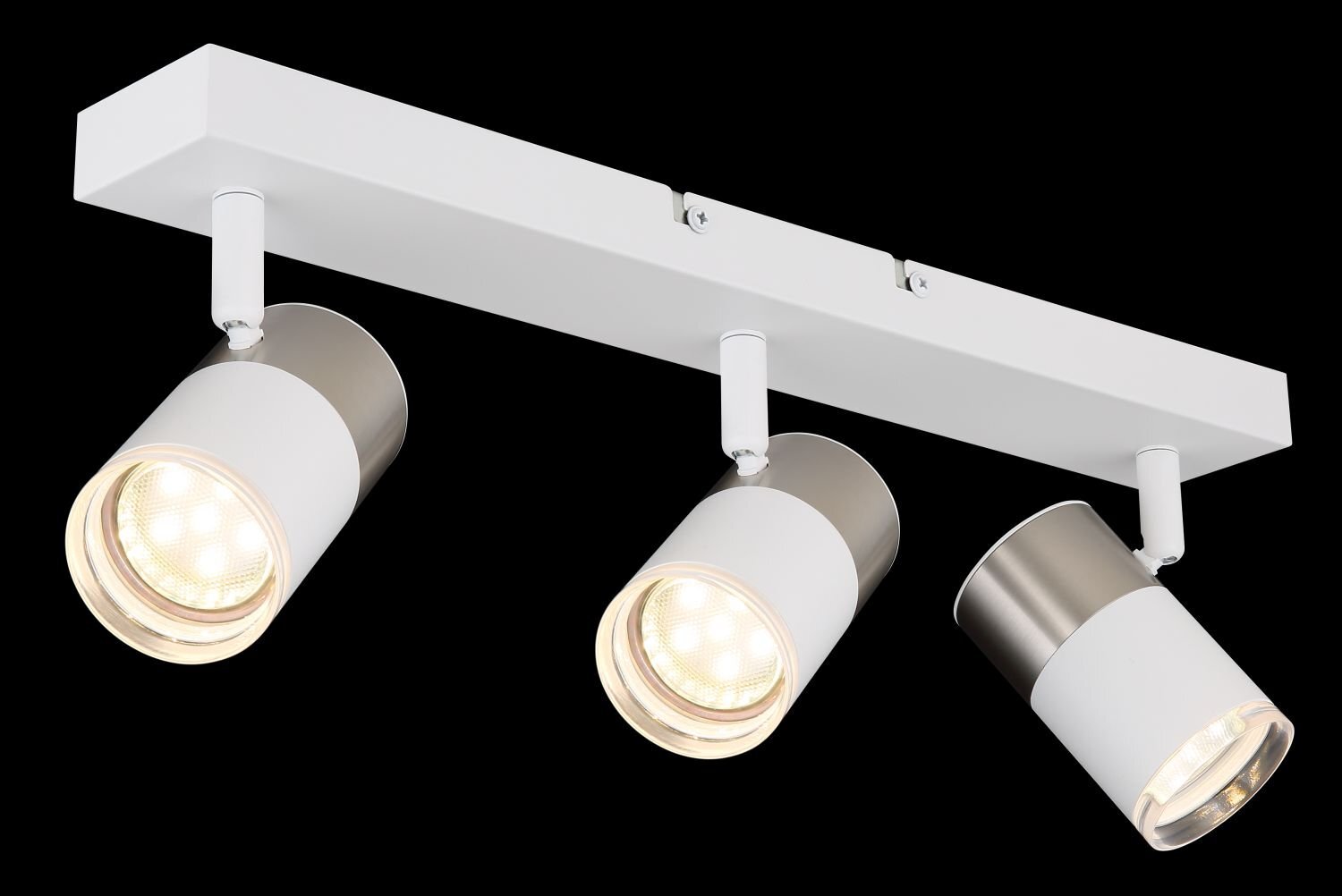 Na obrazie widoczna jest biała lampa sufitowa z trzema reflektorami w kształcie cylindrów, zamontowana na prostokątnej podstawie. Reflektory mają srebrne akcenty i są skierowane w różnych kierunkach.
