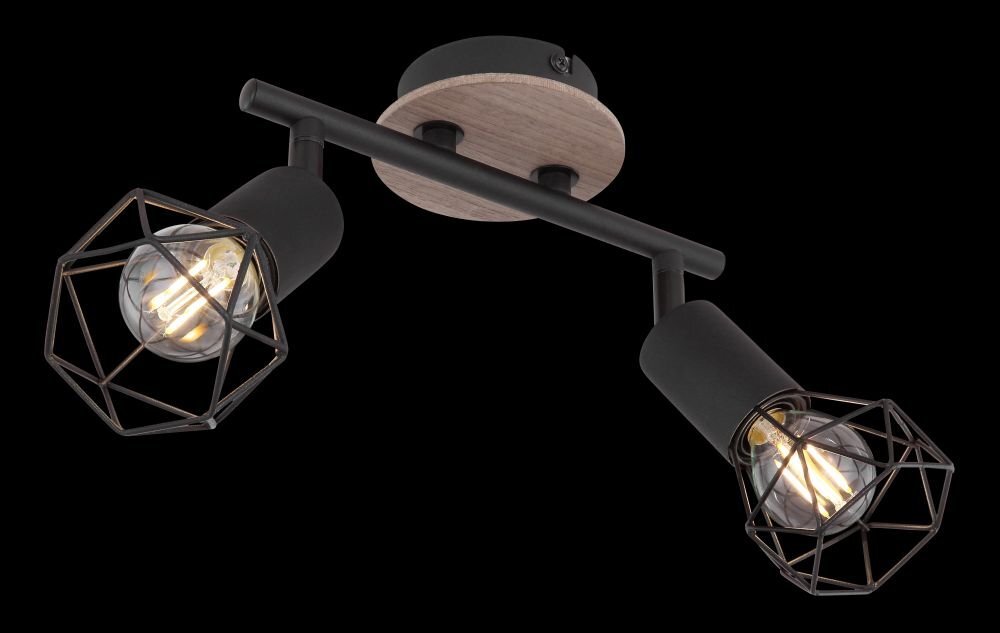 Lampa sufitowa z dwoma źródłami światła w czarnych, metalowych oprawach z geometrycznymi kloszami, zamontowana na drewnianej podstawie.