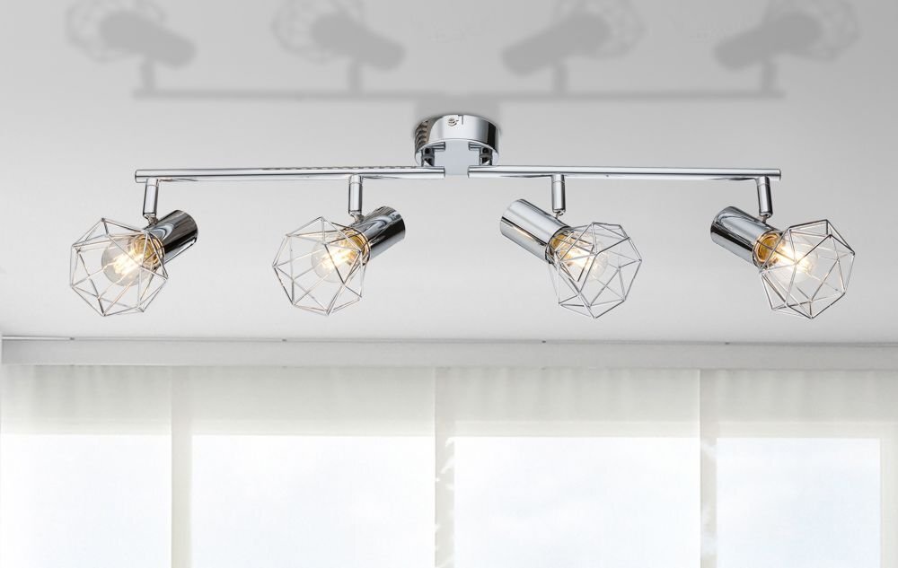 Lampa sufitowa z czterema regulowanymi reflektorami w chromowanym wykończeniu, z geometrycznymi kloszami. W tle widoczne są zasłony i okno.