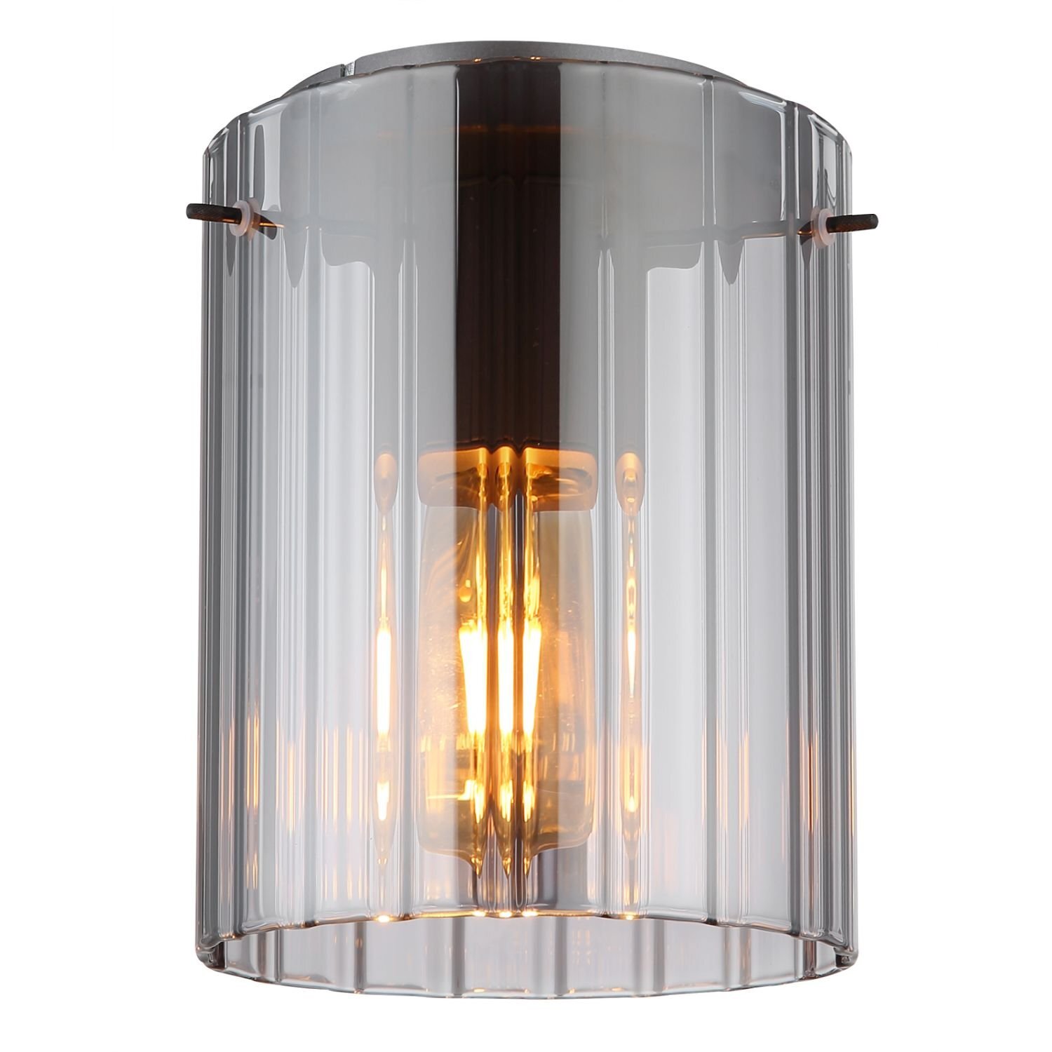 Lampa sufitowa z ryflowanym, przezroczystym kloszem, przez który widać żarówkę emitującą ciepłe światło.