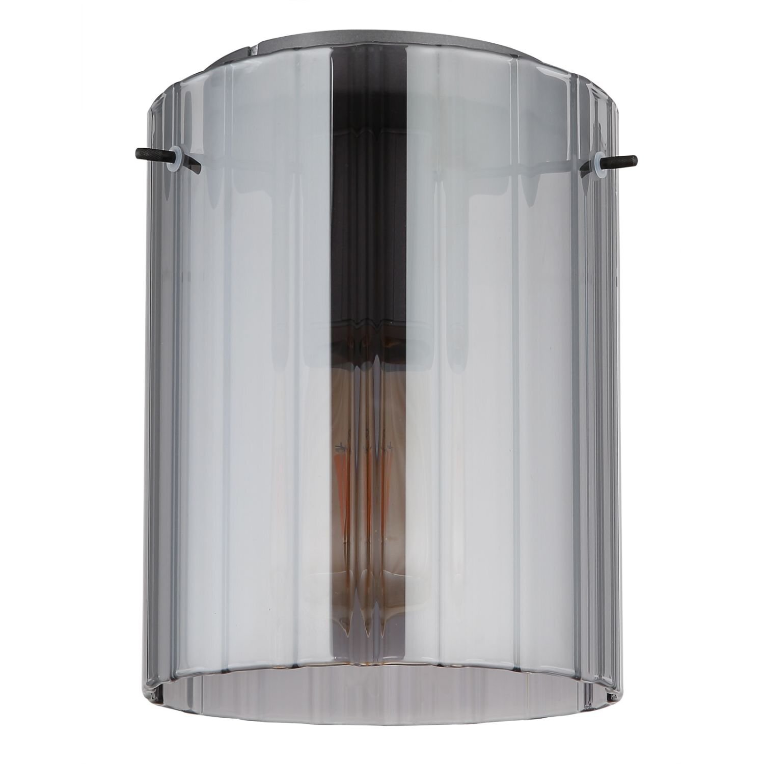 Lampa sufitowa z ryflowanym, przezroczystym kloszem, przez który widać żarówkę. Klosz ma cylindryczny kształt i jest wykonany z ciemnego szkła.