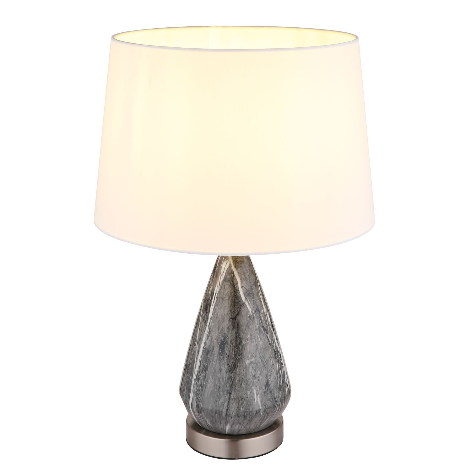 Lampa stołowa z białym abażurem i podstawą o wyglądzie marmuru w odcieniach szarości. Podstawa jest osadzona na metalowym okrągłym elemencie.