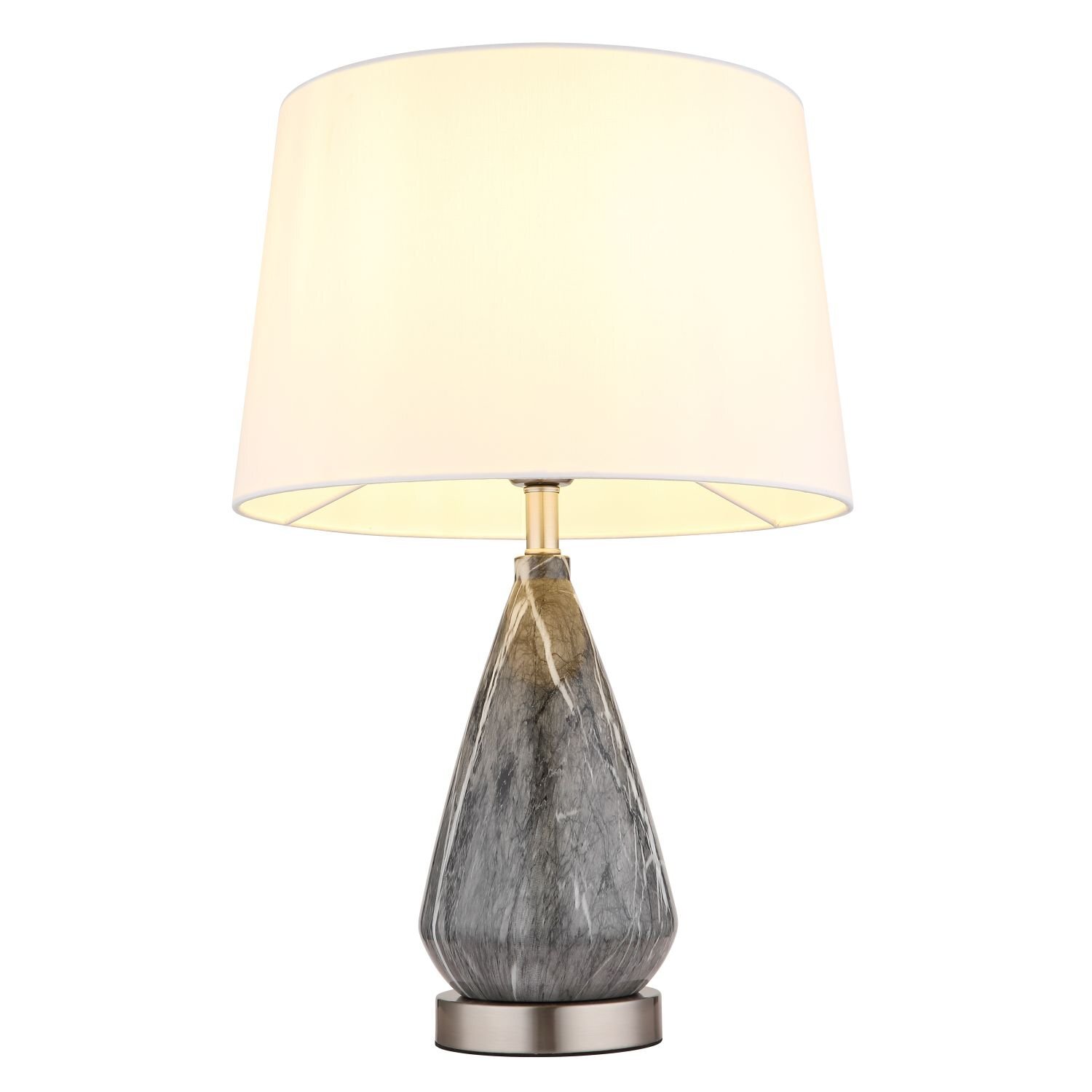 Lampa stołowa z białym abażurem i podstawą w kształcie stożka o marmurowym wzorze. Podstawa jest osadzona na metalowym okrągłym fundamencie.
