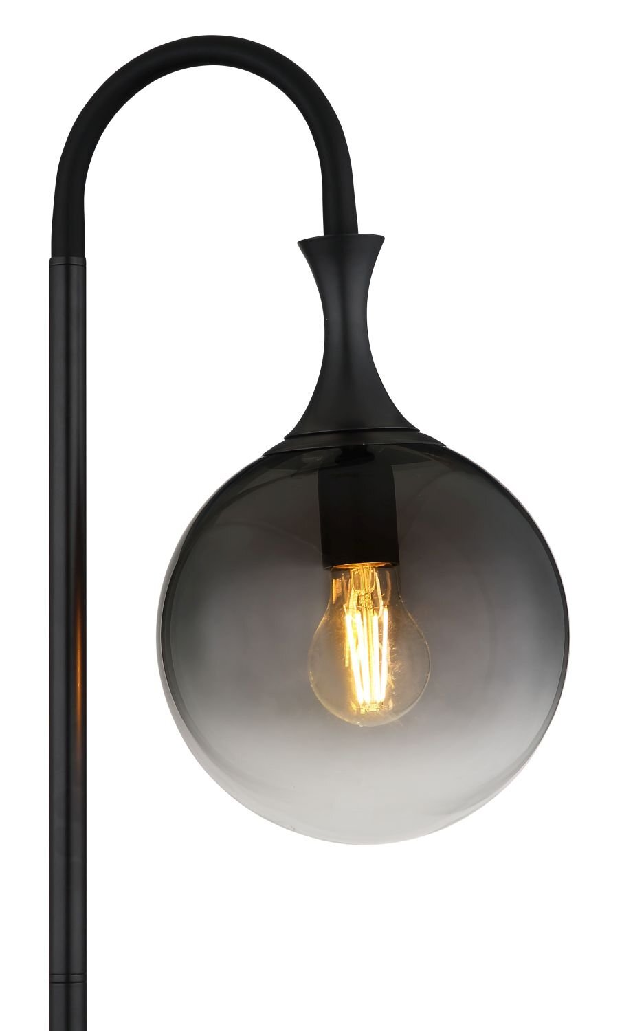 Czarna lampa podłogowa z zakrzywionym ramieniem i kulistym kloszem, w którym widoczna jest żarówka o ciepłym świetle.