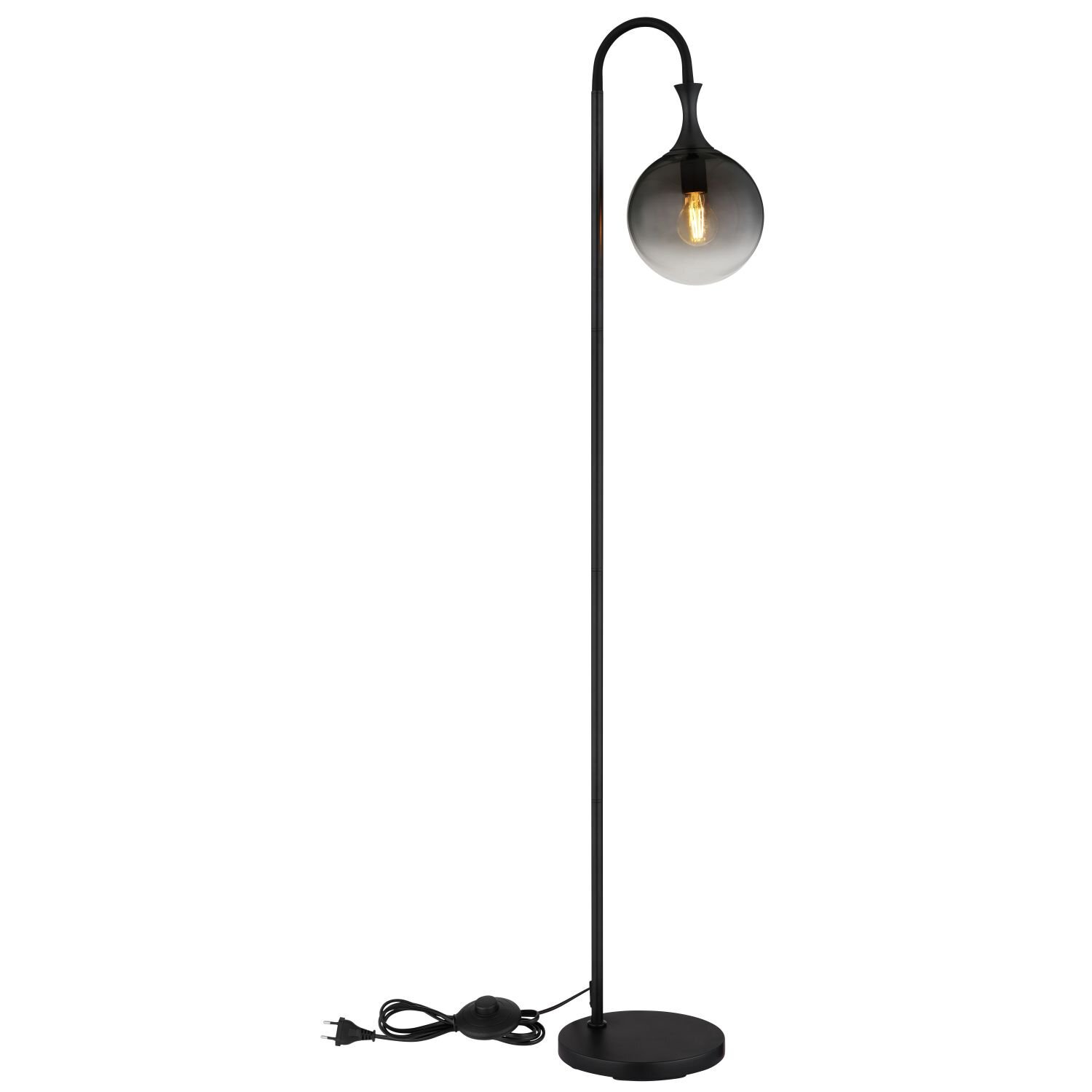 Czarna lampa podłogowa z zakrzywionym ramieniem i szklanym kloszem, w którym widoczna jest żarówka. Lampa stoi na okrągłej podstawie, a obok znajduje się przewód z wtyczką.