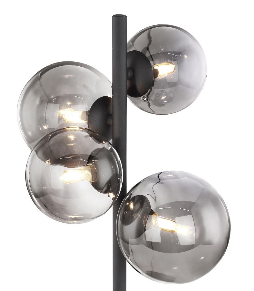 Lampa stołowa z czterema kulistymi kloszami z grafitowego szkła, zamontowanymi na pionowym czarnym stelażu. Każdy klosz zawiera widoczne źródło światła LED.