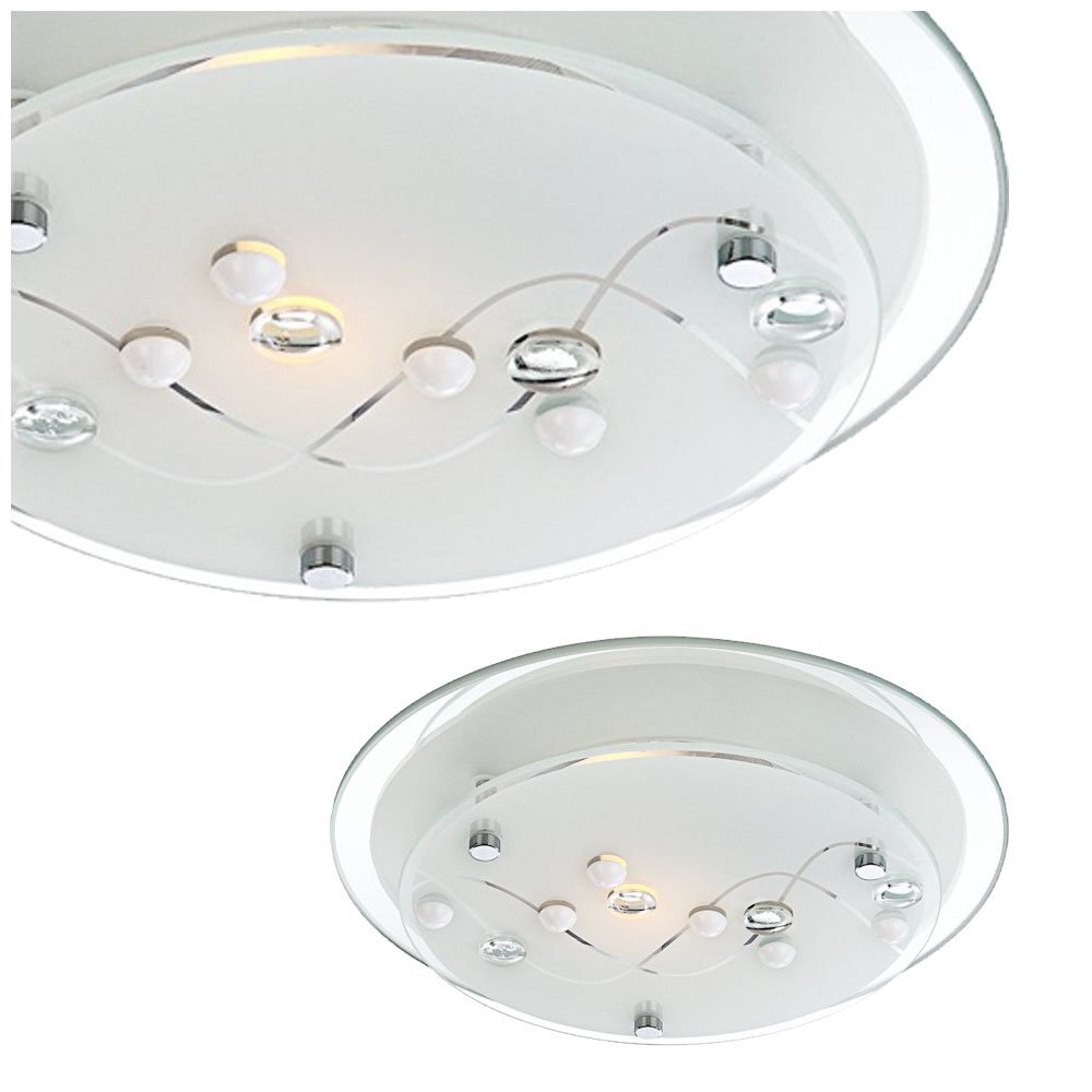 Lampa sufitowa o okrągłym kształcie z chromowanymi elementami i satynowym szkłem, ozdobiona kryształkami. Światło jest delikatnie rozproszone, tworząc elegancki efekt.