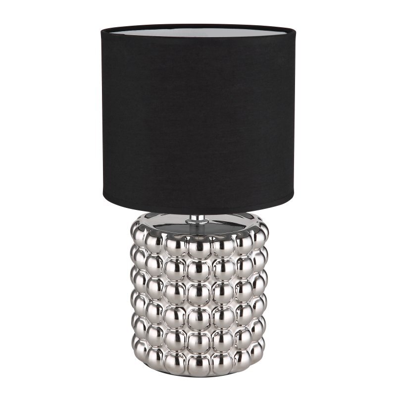 Lampa stołowa z czarnym abażurem i srebrną, ceramiczną podstawą o wypukłej strukturze. Abażur jest cylindryczny, a podstawa ma błyszczące wykończenie.