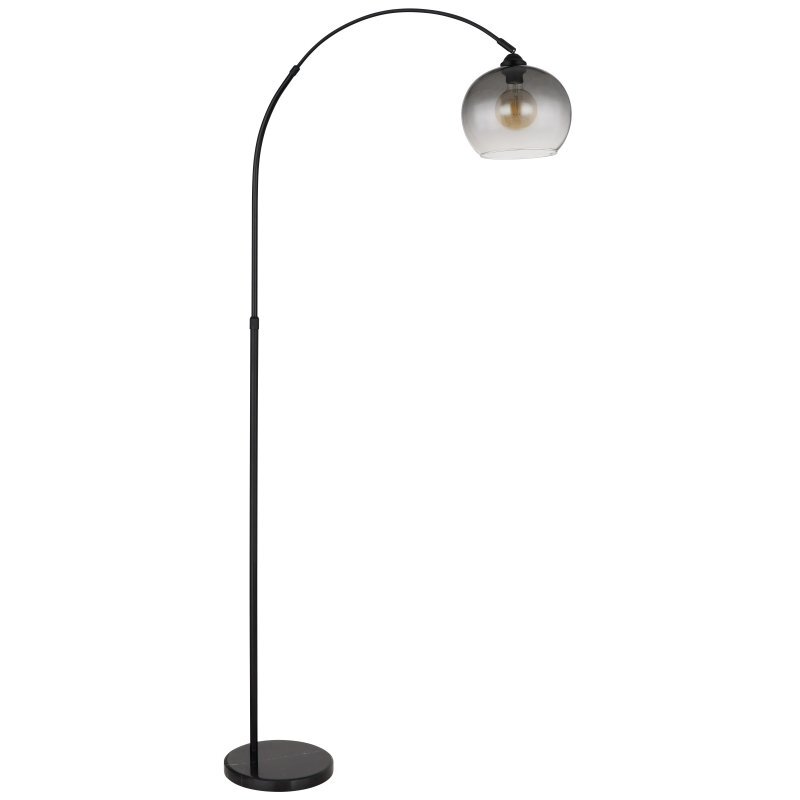 Czarna matowa lampa podłogowa z regulowaną wysokością, posiada przydymiony szklany klosz i okrągłą podstawę. Wewnątrz klosza widoczna jest żarówka.