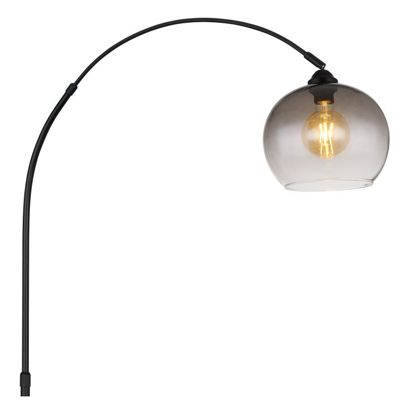 Lampa podłogowa z czarnym, matowym wykończeniem i przydymionym szklanym kloszem, w którym widoczna jest żarówka. Konstrukcja lampy jest łukowata, z możliwością regulacji wysokości.