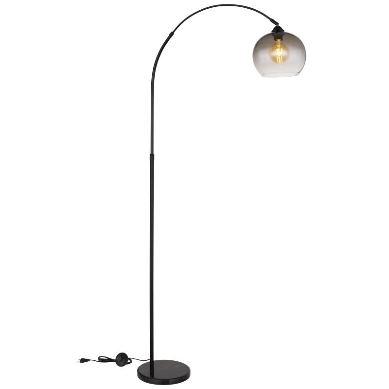 Czarna matowa lampa podłogowa z regulowaną wysokością, posiada okrągły klosz z przydymionego szkła. Lampa stoi na okrągłej podstawie i jest wyposażona w przewód z wtyczką.
