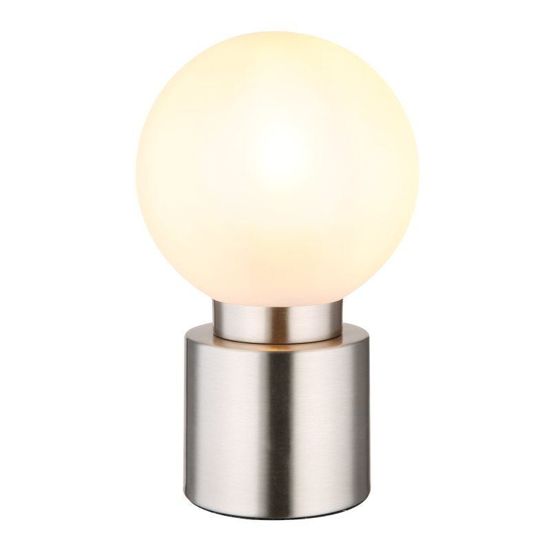 Lampa stołowa z kulistym kloszem z opalowego szkła na cylindrycznej podstawie z matowego niklu. Lampa posiada przełącznik na kablu.