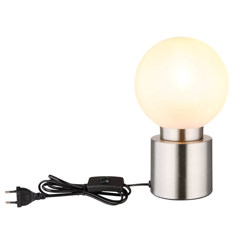 Lampa stołowa z matowym niklowym korpusem i opalowym szklanym kloszem, wyposażona w kabel z wtyczką i przełącznikiem.