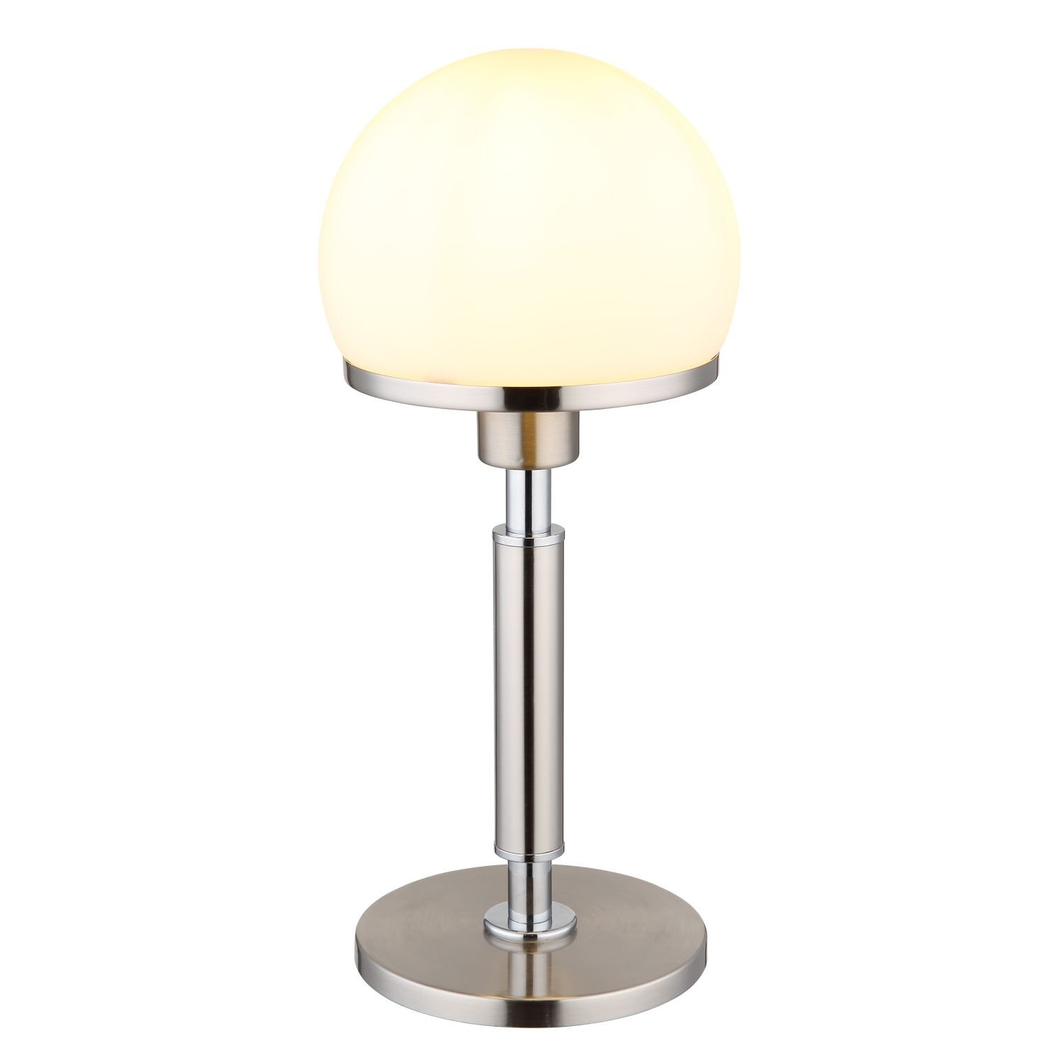 Lampa stołowa z okrągłym, mlecznym kloszem i metalową podstawą w srebrnym kolorze.