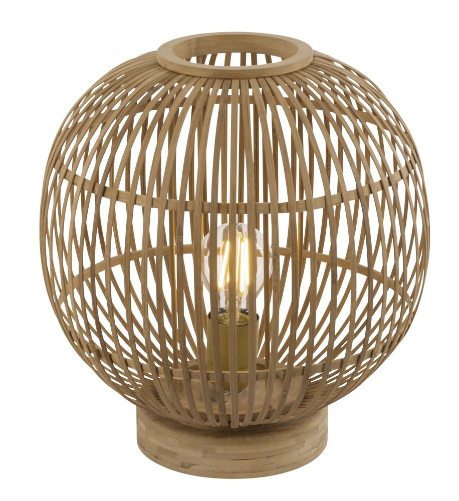 Lampa stołowa wykonana z naturalnego bambusa, o kulistym kształcie z widoczną żarówką wewnątrz. Konstrukcja składa się z pionowych i poziomych prętów tworzących ażurowy wzór.