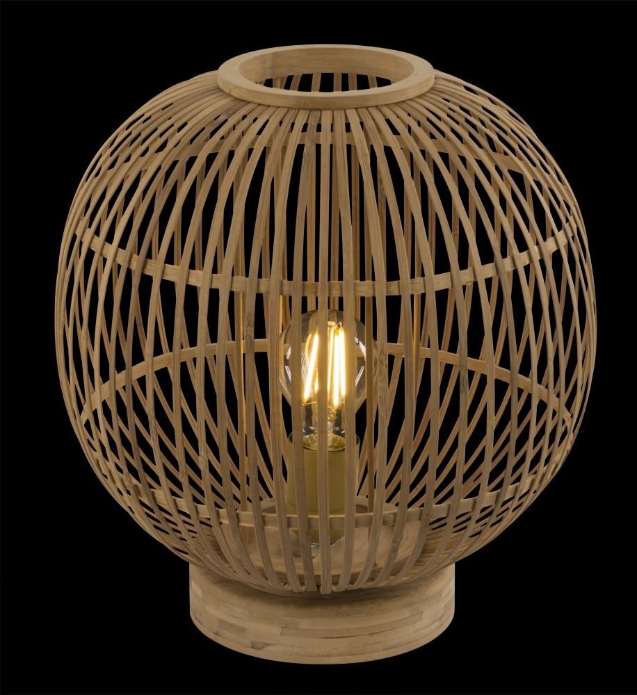 Lampa stołowa wykonana z naturalnego bambusa, o kulistym kształcie z widoczną żarówką wewnątrz. Posiada ażurową konstrukcję z cienkich, pionowych i poziomych prętów.