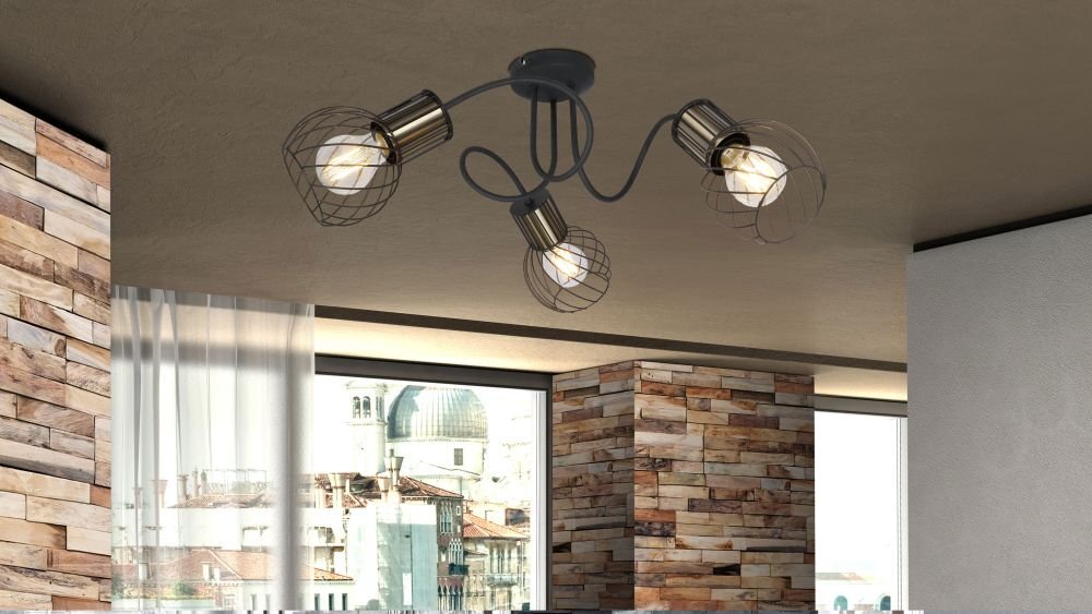 Nowoczesna lampa sufitowa z trzema żarówkami w metalowych kloszach, zamontowana na suficie w pomieszczeniu z ceglaną ścianą i dużymi oknami.