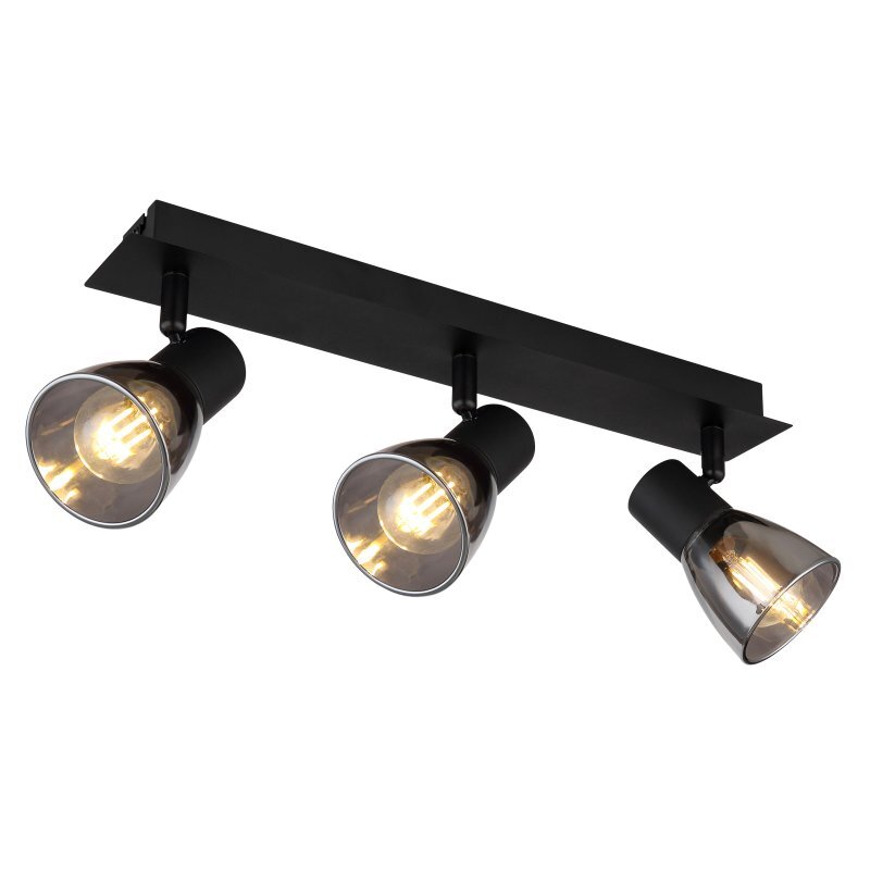 Lampa sufitowa z trzema reflektorami w czarnym matowym wykończeniu i przydymionym szkle. Każdy reflektor zawiera żarówkę, emitującą ciepłe światło.
