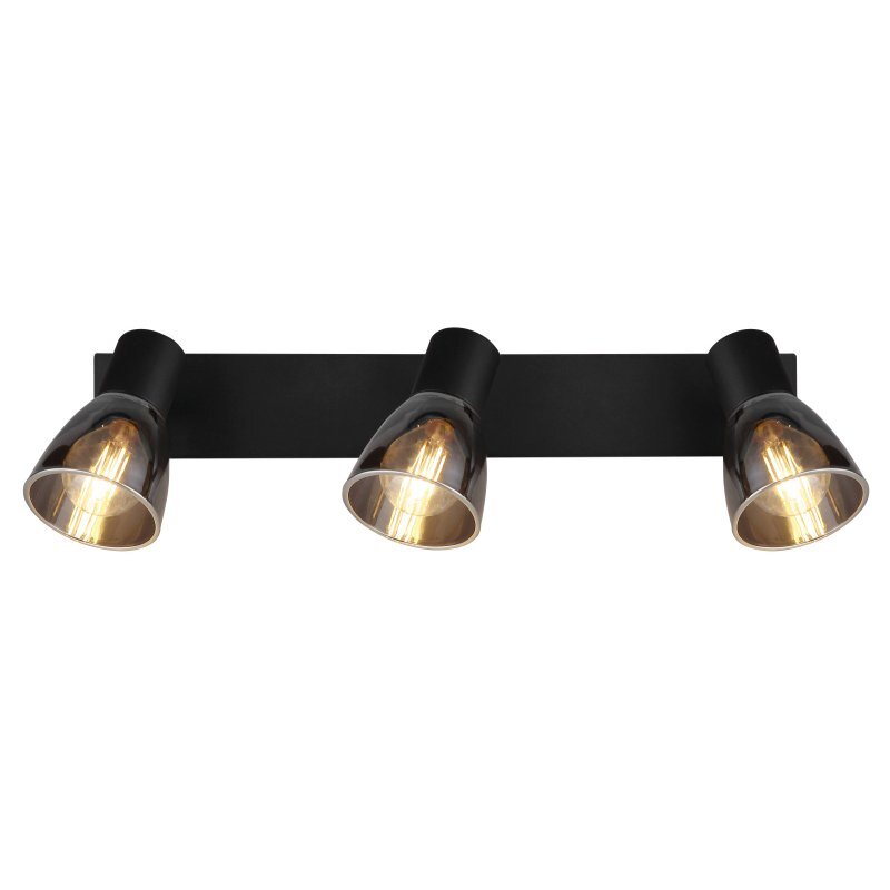 Na obrazie widoczna jest lampa sufitowa z trzema reflektorami w czarnym matowym wykończeniu i przydymionym szkle. Każdy reflektor zawiera żarówkę, a całość zamontowana jest na prostokątnej podstawie.