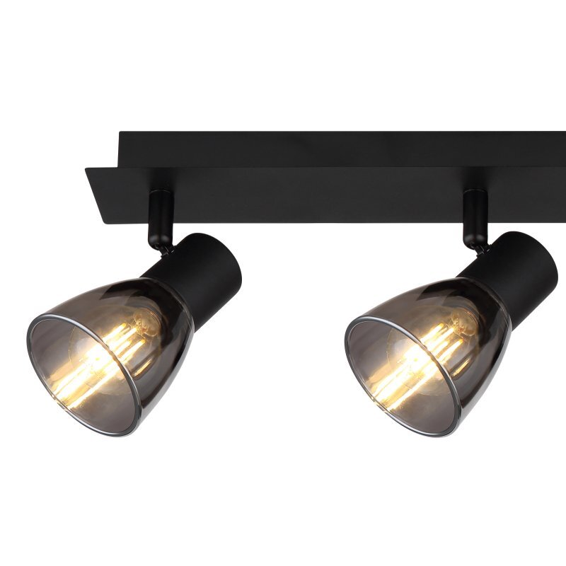 Lampa sufitowa z dwoma reflektorami w czarnym matowym wykończeniu i przydymionym szkle. Każdy reflektor zawiera widoczną żarówkę typu E14.