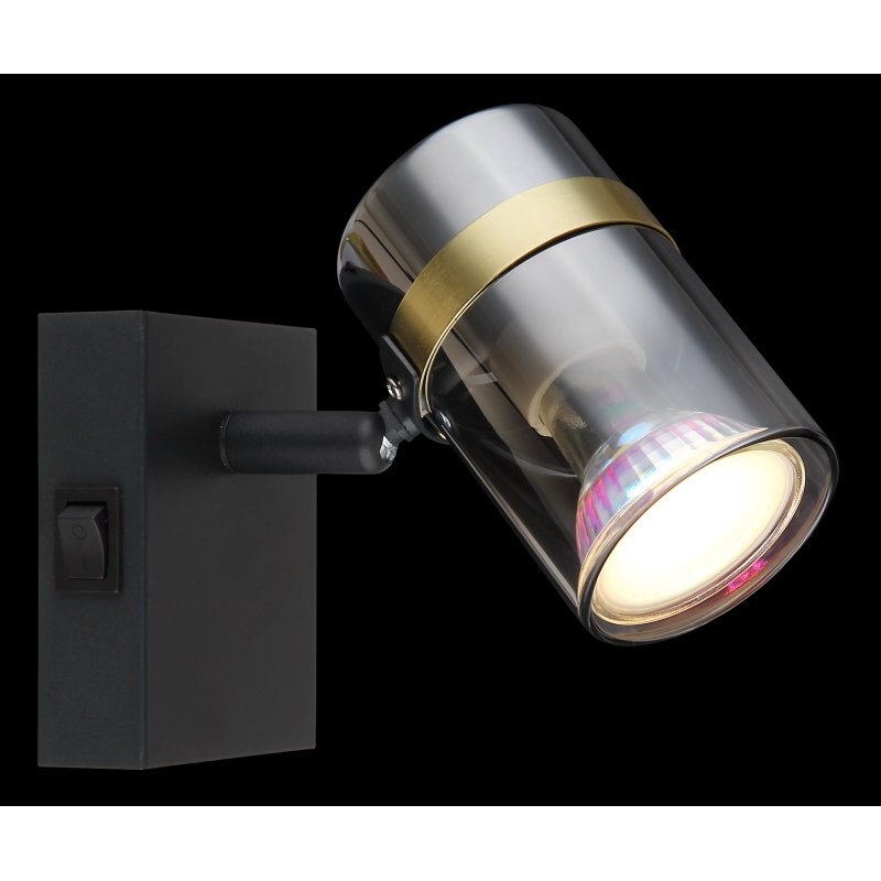 Czarna matowa lampa reflektorowa z przydymionym szklanym kloszem i włącznikiem na prostokątnej podstawie. Lampa posiada złoty pierścień i jest przeznaczona na żarówkę GU10.