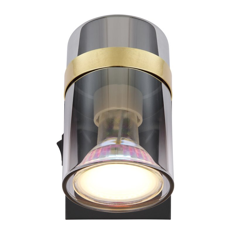 Lampa reflektorowa z czarnym matowym wykończeniem i przydymionym szkłem, posiada złoty pasek dekoracyjny. Widoczna jest żarówka GU10, ale nie jest dołączona do zestawu.