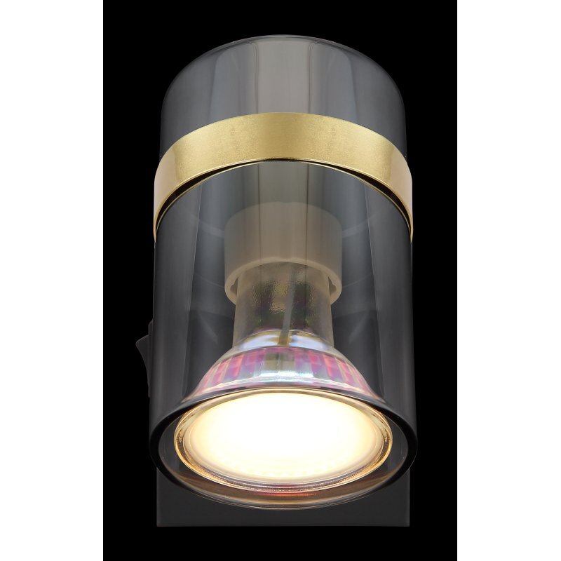 Lampa reflektorowa z czarnym matowym wykończeniem i przydymionym szkłem, posiada złoty pasek dekoracyjny. Widoczna jest żarówka GU10, ale nie jest dołączona do zestawu.