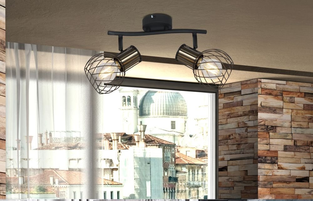 Lampa sufitowa z dwoma reflektorami w kolorze czarno-złotym, zamontowana na suficie w pomieszczeniu z widokiem na miasto przez duże okno. Ściany są wykończone drewnianymi panelami, a przez okno widać budynki z kopułą.