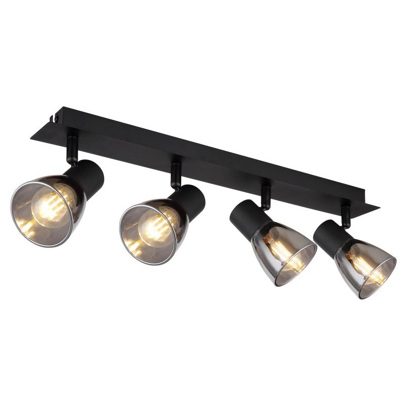 Czarna matowa lampa sufitowa z czterema reflektorami, każdy z przydymionym szklanym kloszem. Reflektory są zamontowane na prostokątnej listwie.