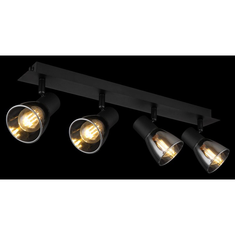 Czarna matowa lampa sufitowa z czterema reflektorami, każdy z przydymionym szklanym kloszem, zamontowana na prostokątnej listwie. Wewnątrz kloszy widoczne są żarówki emitujące ciepłe światło.