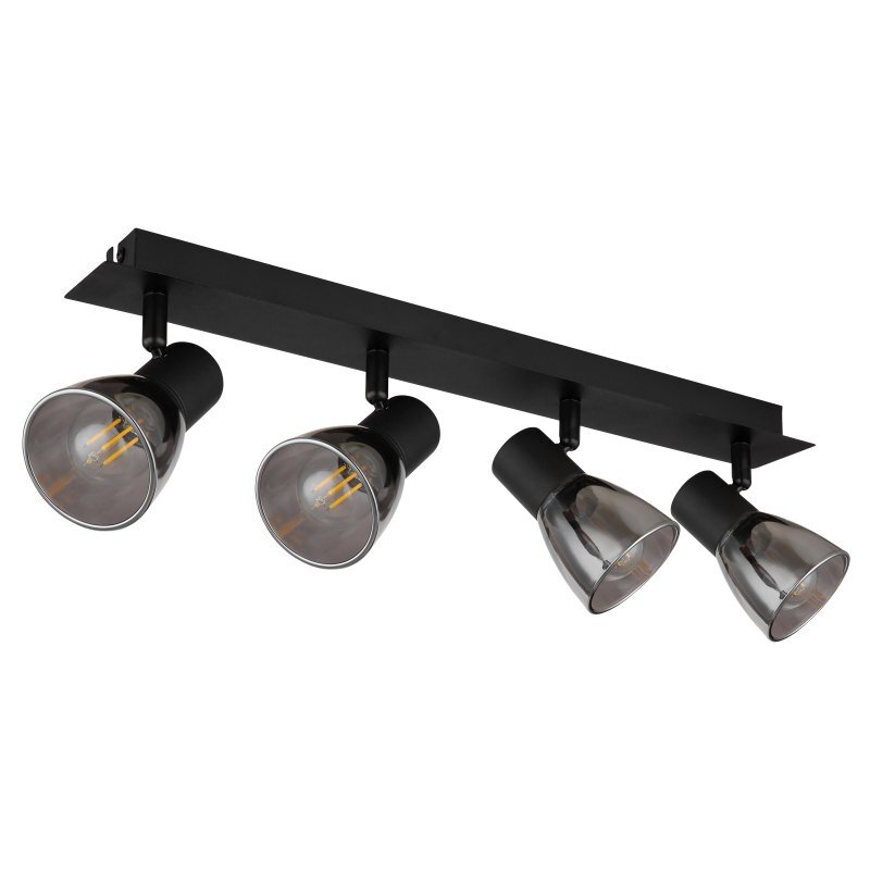 Czarna matowa lampa sufitowa z czterema reflektorami, każdy z przydymionym szklanym kloszem. Reflektory są zamontowane na prostokątnej listwie.