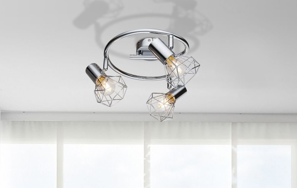 Lampa sufitowa z trzema żarówkami w chromowanych oprawach o geometrycznym kształcie, zamontowana na okrągłej podstawie. W tle widoczne są jasne zasłony na oknie.