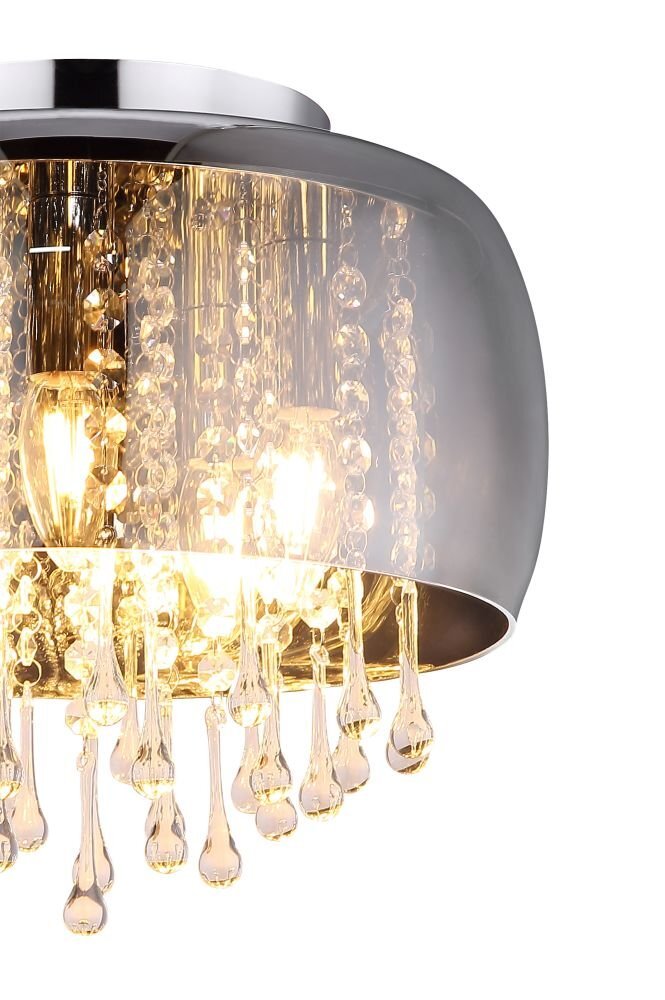 Lampa sufitowa z chromowanym wykończeniem i przydymionym szkłem, ozdobiona kryształowymi elementami. Wewnątrz widoczne są żarówki emitujące ciepłe światło.