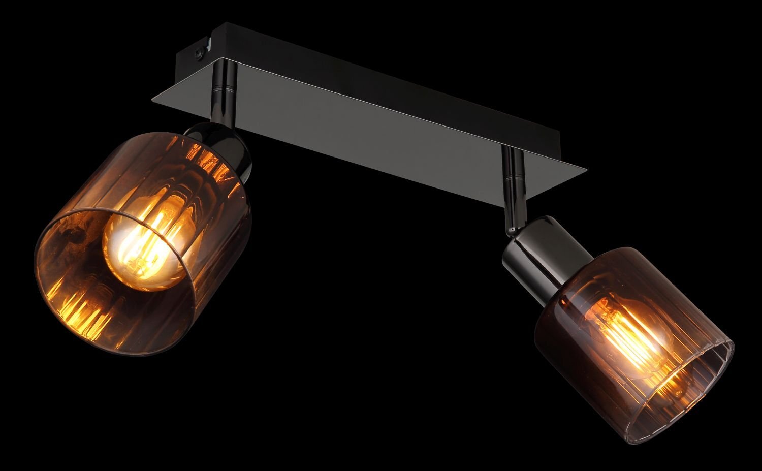 Lampa sufitowa z dwoma reflektorami o szklanych kloszach w kolorze bursztynowym, zamontowana na prostokątnej, czarnej podstawie. Wewnątrz kloszy widoczne są żarówki emitujące ciepłe światło.