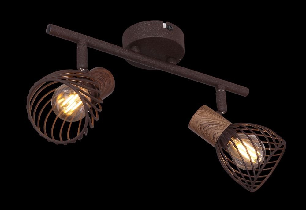 Lampa sufitowa z dwoma źródłami światła, wykonana z metalu w kolorze rdzawym i drewna w kolorze brązowym. Klosze mają ażurową konstrukcję, przez którą widać żarówki.
