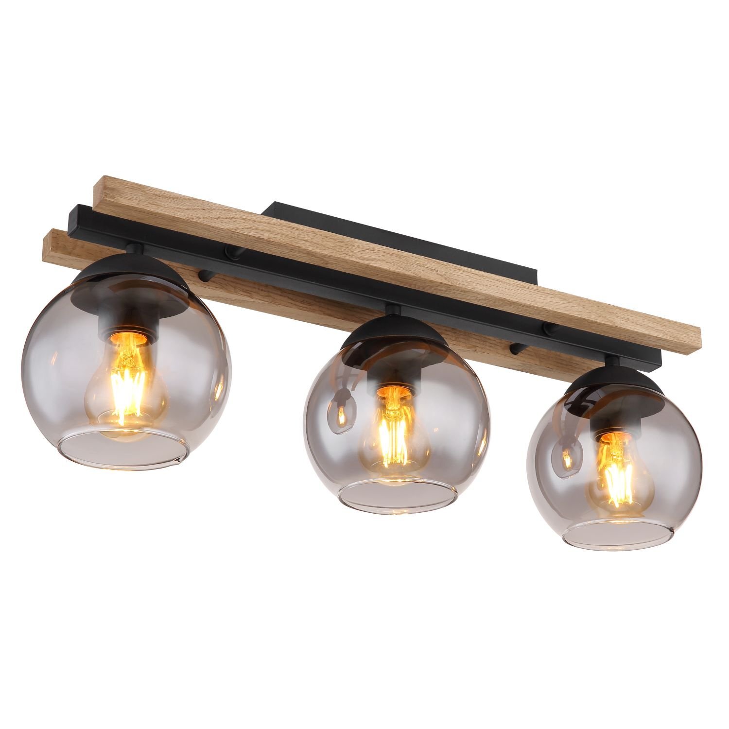 Lampa sufitowa z trzema szklanymi kloszami w kształcie kul, zamontowana na drewnianej listwie. Każdy klosz zawiera żarówkę emitującą ciepłe światło.