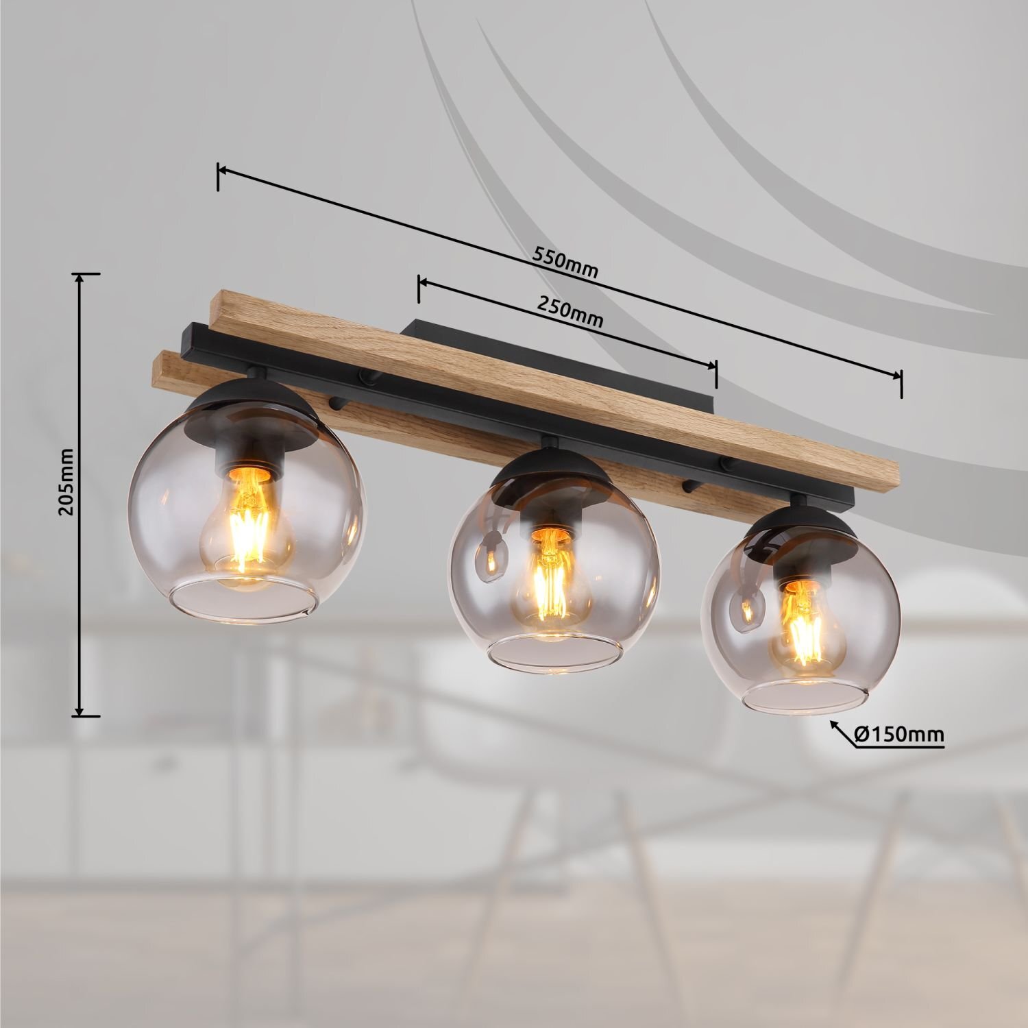 Lampa sufitowa z trzema szklanymi kloszami o średnicy 150 mm, zamontowana na drewnianej listwie o długości 550 mm. Wysokość lampy wynosi 205 mm, a odległość między kloszami to 250 mm.